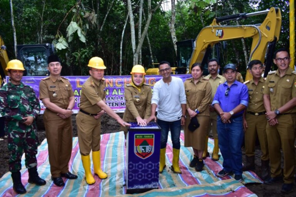 Bupati Musi Rawas Hj Ratna Machmud Berikan Alat Berat Kepada Untuk Warga Buka Lahan