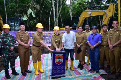 Bupati Musi Rawas Hj Ratna Machmud Berikan Alat Berat Kepada Untuk Warga Buka Lahan