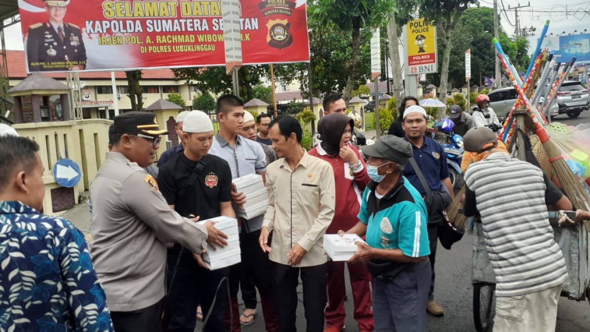 Jum’at Berkah Kapolres bersama PWI Bagikan Nasi Kotak ke Masyarakat