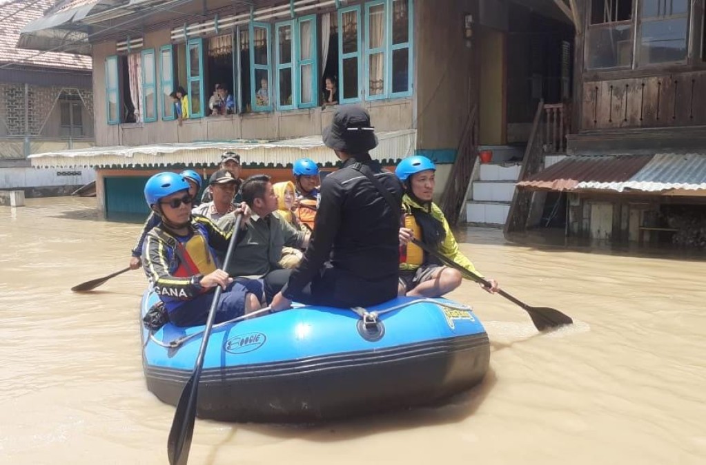 Berkeliling Pakai Perahu Karet Gubernur Tinjau Para Korban Banjir di Kabupaten Musi Rawas