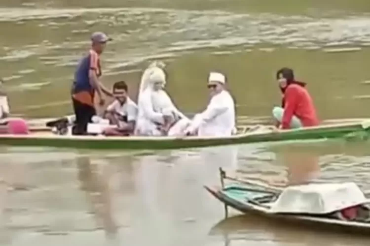 Sepasang Pengantin di Kabupaten ini Menikah di Tengah Banjir