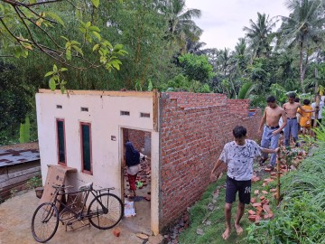 Diterjang Angin Puting Beliung, Atap Rumah Warga Melayang