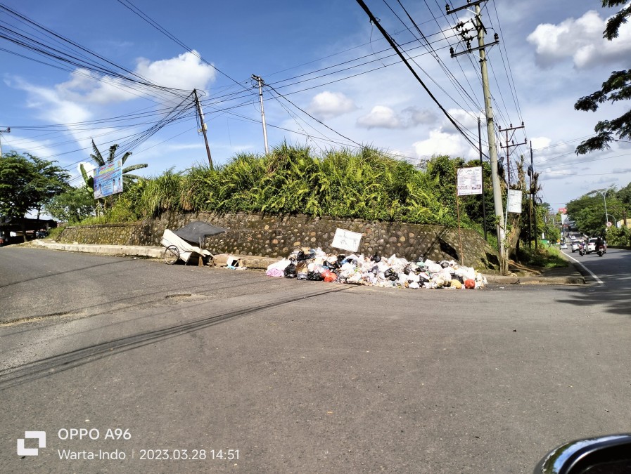 Sampah Menumpuk Hingga Siang Hari Timbulkan Bau tidak Sedap