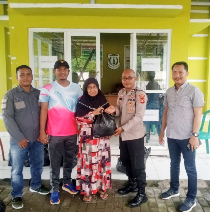 Terus berbagi, Polsek Sanga Desa Bagikan Puluhan Paket Sembako ke Warga Kurang Mampu