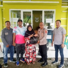 Terus berbagi, Polsek Sanga Desa Bagikan Puluhan Paket Sembako ke Warga Kurang Mampu