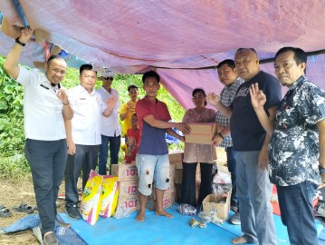 Prana Putra Sohe Beri Bantuan Sembako kepada Keluarga Korban Kevin di Kabupaten Musi Rawas