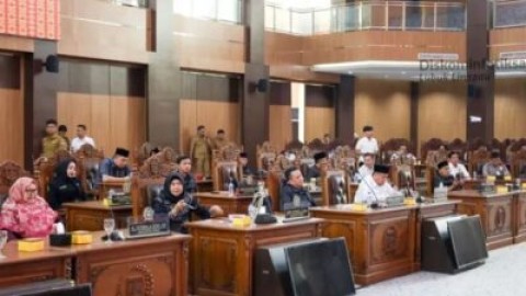 Wali Kota Lubuk Linggau Mendengarkan Pandangan Umum Fraksi Dewan Terhadap 6 Raperda
