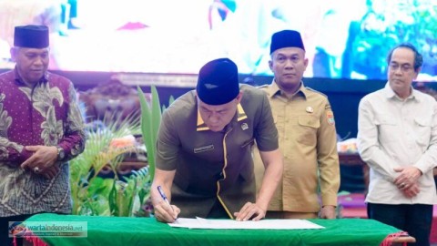 Ketua DPRD Musi Rawas Firdaus Cik Ola Melakukan Penandatanganan Musrenbang